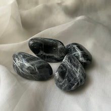 Load image into Gallery viewer, Labradorite tumbles