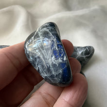 Load image into Gallery viewer, Labradorite tumbles
