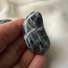 Load image into Gallery viewer, Labradorite tumbles