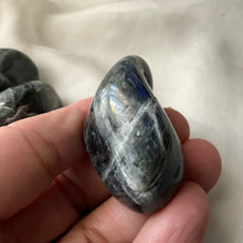 Load image into Gallery viewer, Labradorite tumbles