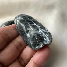Load image into Gallery viewer, Labradorite tumbles