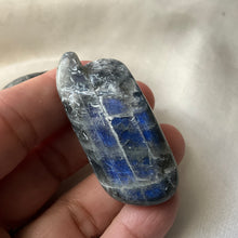 Load image into Gallery viewer, Labradorite tumbles
