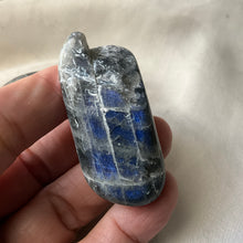 Load image into Gallery viewer, Labradorite tumbles