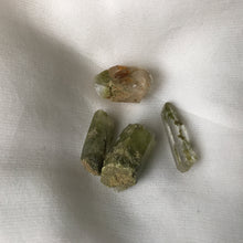 Load image into Gallery viewer, Delphi Oracle Quartz Crystal pieces