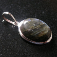 Load image into Gallery viewer, Flashy Labradorite Pendant 3 - Song of Stones