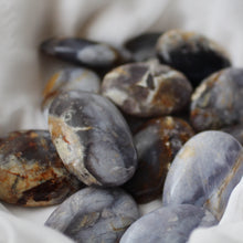 Load image into Gallery viewer, Violet Agate - Song of Stones